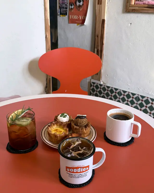 굿럭 파이와 음료