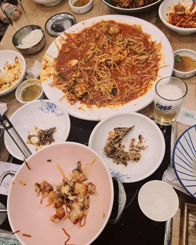 테이블 가득차려진 음식