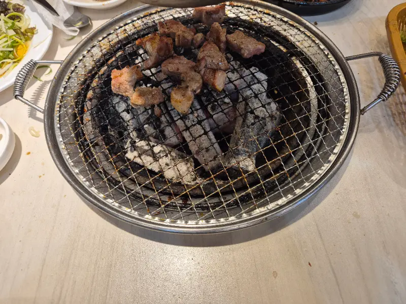 숯불 위에서 맛있게 익어가는 돼지갈비