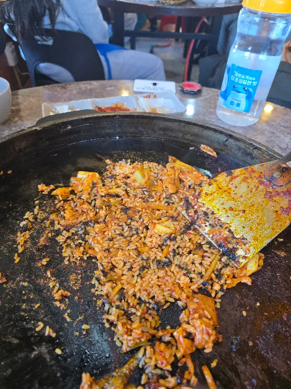 닭갈비 볶음밥이 철판 바닥에 눌어붙은 모습