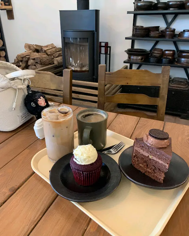 카페 내부 테이블과 디저트