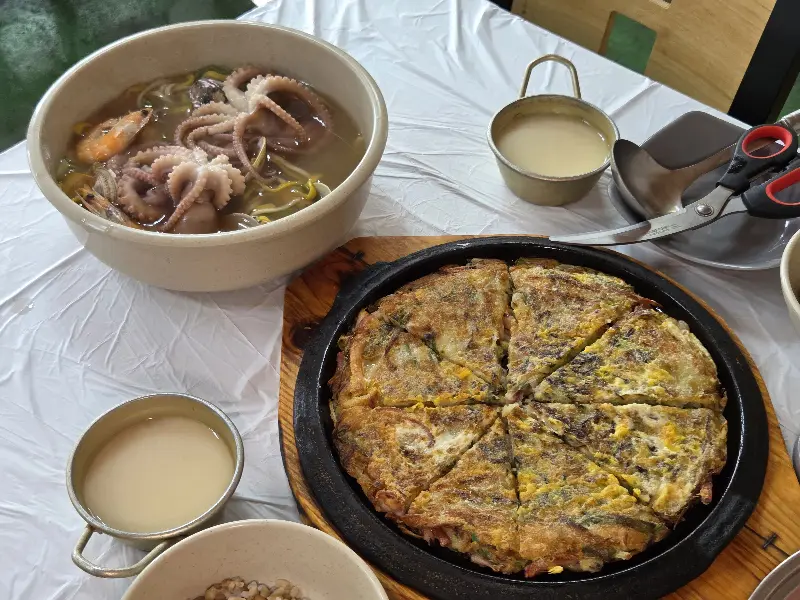 해물파전과 칼국수가 함께 놓인 테이블