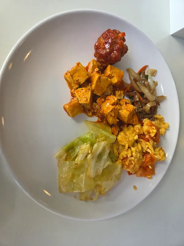 다채로운 메뉴를 한 접시에 담아 즐기기