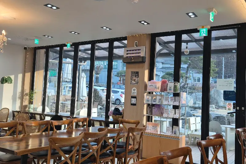 통창으로 햇살이 들어오는 양평제빵소 내부