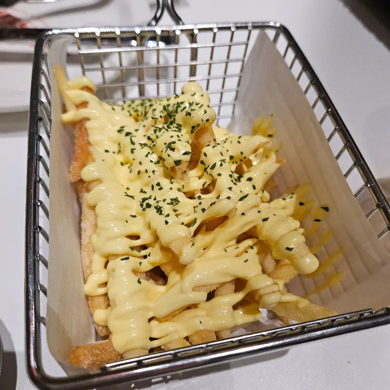 넉넉한 양의 치즈가 뿌려진 감자튀김