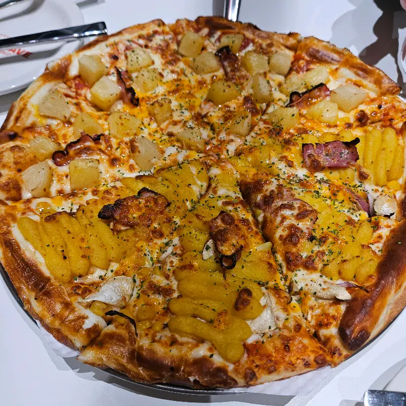 달콤한 파인애플 토핑이 인상적인 피자