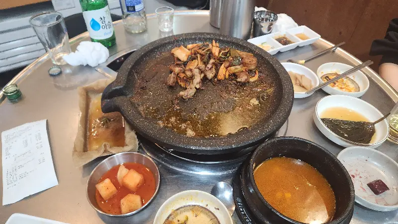 곱창, 깍두기, 선지 해장국 등 푸짐하게 차려진 테이블 전경