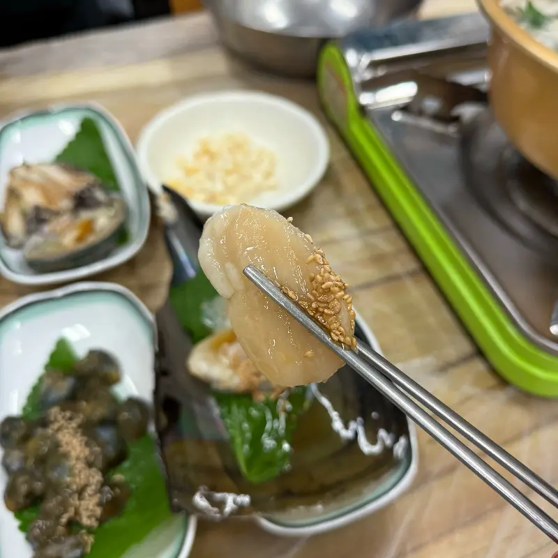 정갈하게 담긴 해산물