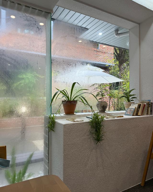 빗방울이 맺힌 창가