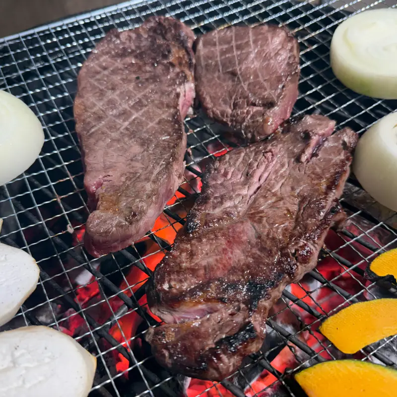 숯불 위에서 구워지는 고기