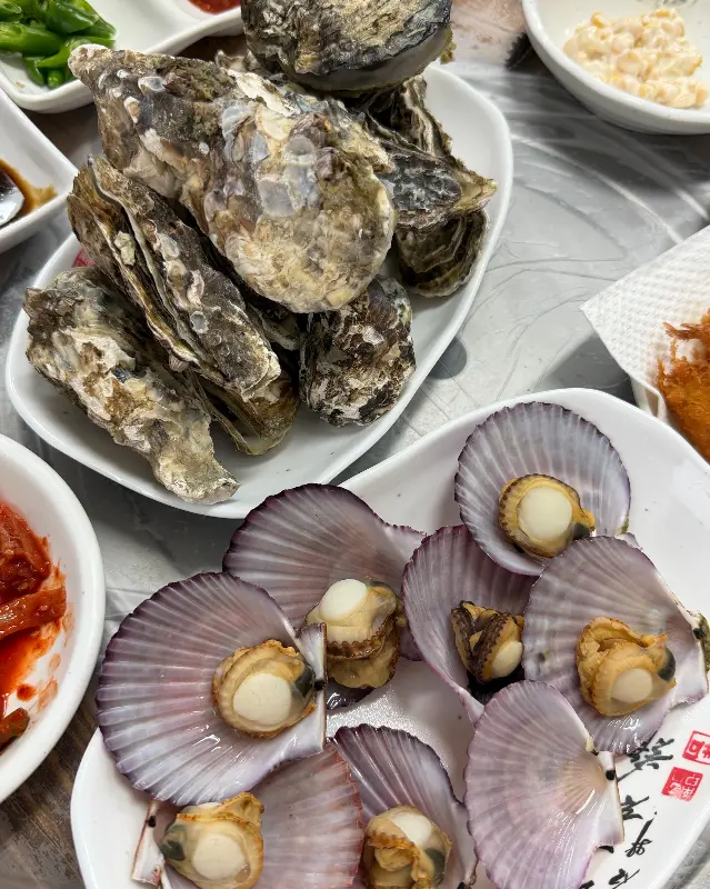 신선한 해산물이 가득한 한 상 차림