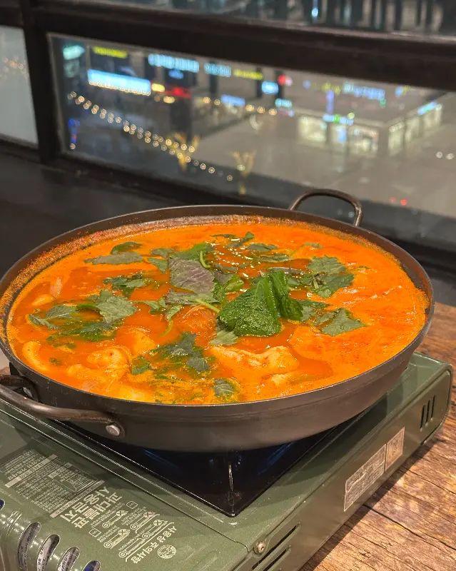 상남동 야경을 배경으로 보글보글 끓고 있는 닭곱창전골