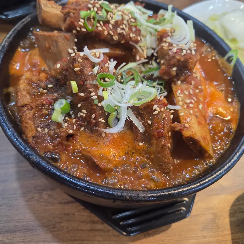 매콤달콤한 양념이 듬뿍 배인 특소갈비찜