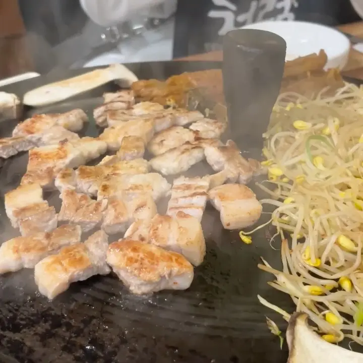 구워진 삼겹살 조각들