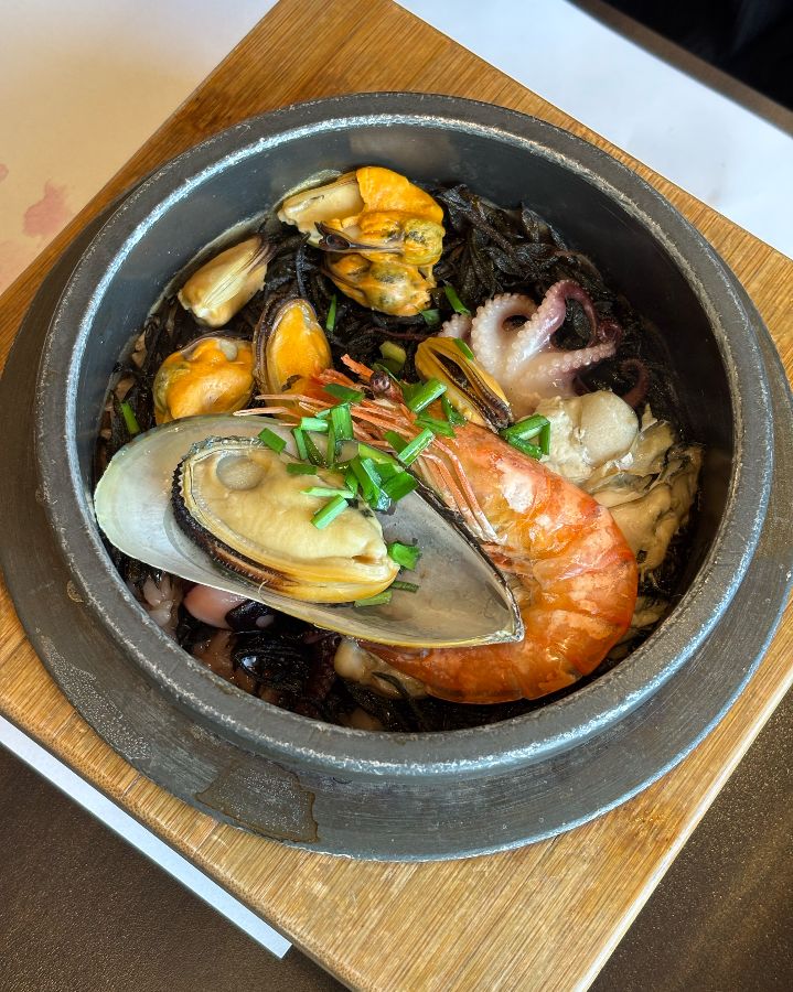 해산물이 듬뿍 들어간 솥밥