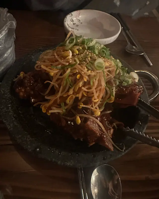 돌판 위에 푸짐하게 담긴 뼈구이