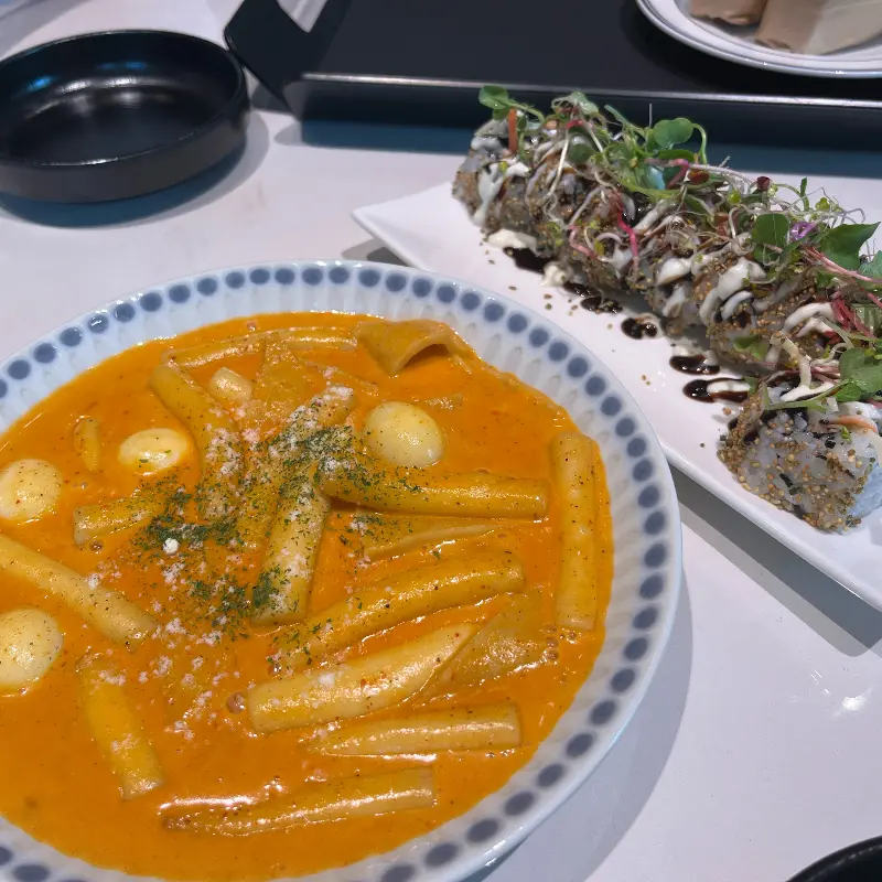 캘리포니아 롤과 떡볶이