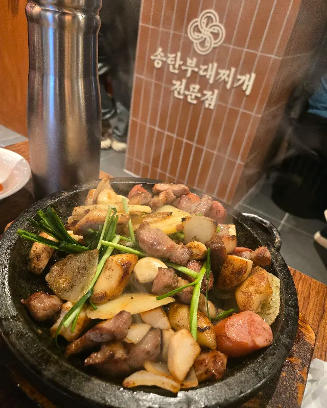푸짐한 햄과 다진 고기가 인상적인 부대찌개