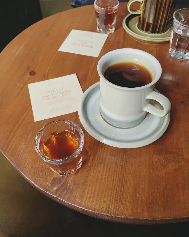 깔끔하게 준비된 커피