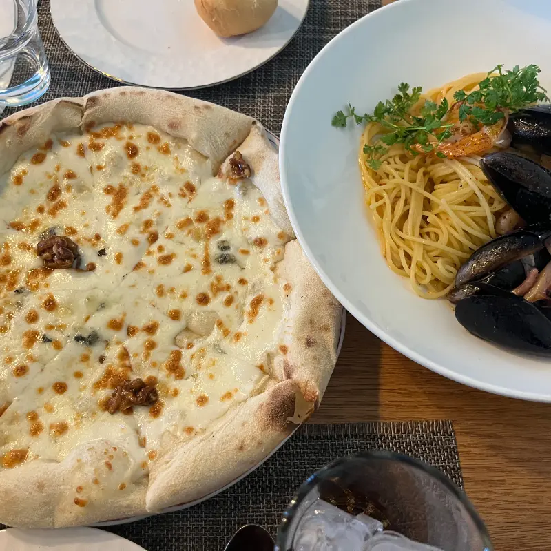 피자와 파스타가 함께 놓인 테이블