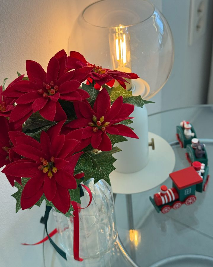 테이블 위의 크리스마스 장식