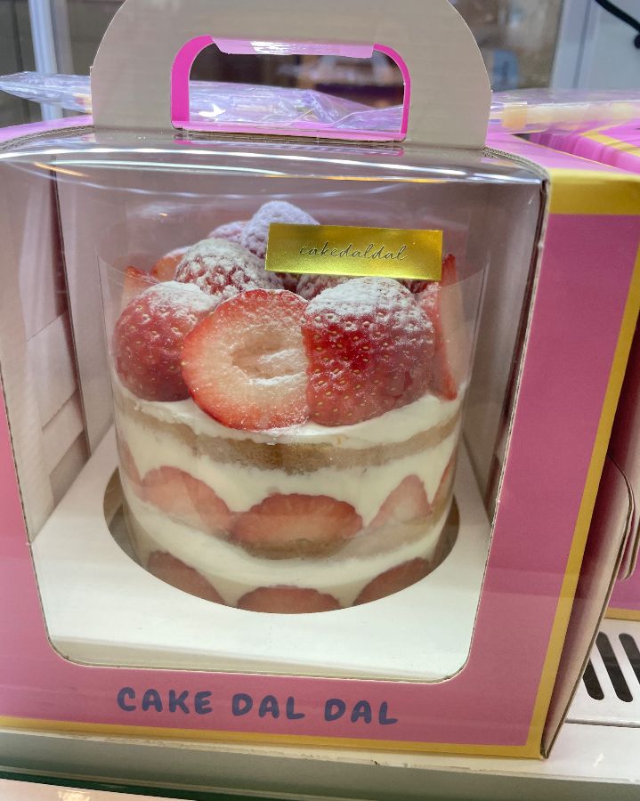 투명 케이스에 담긴 딸기 케이크