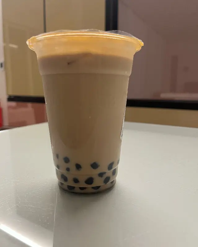 타피오카 펄이 가득한 밀크티