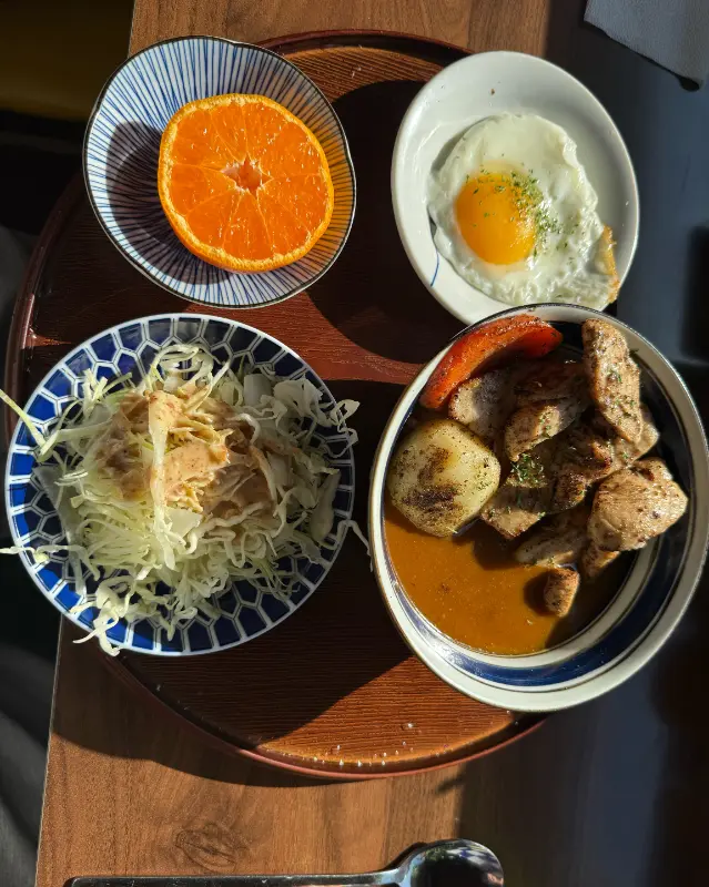 정갈하게 차려진 도모카레 한 상