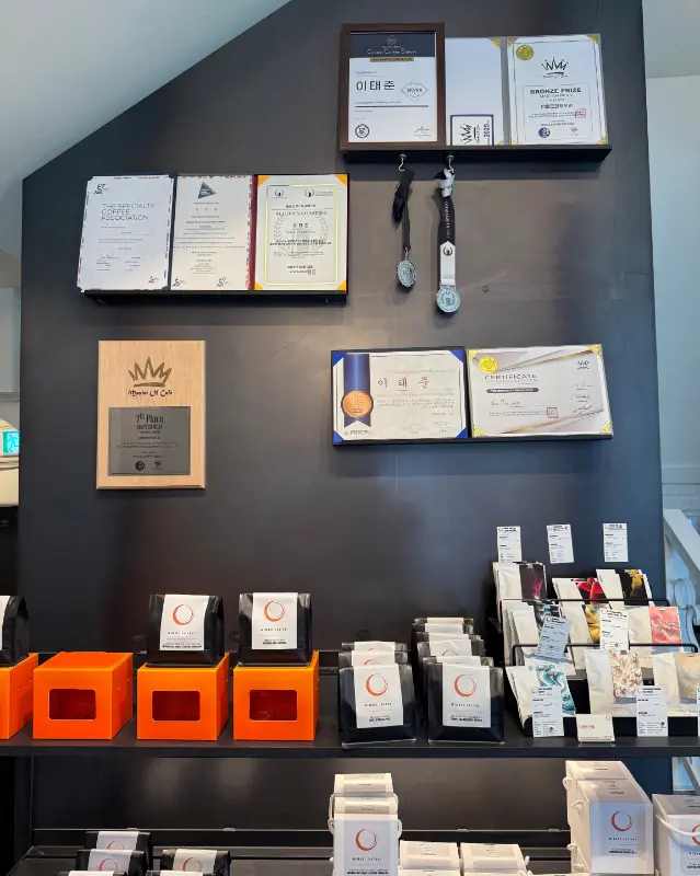 다양한 인증서와 상장들이 걸려있는 벽면