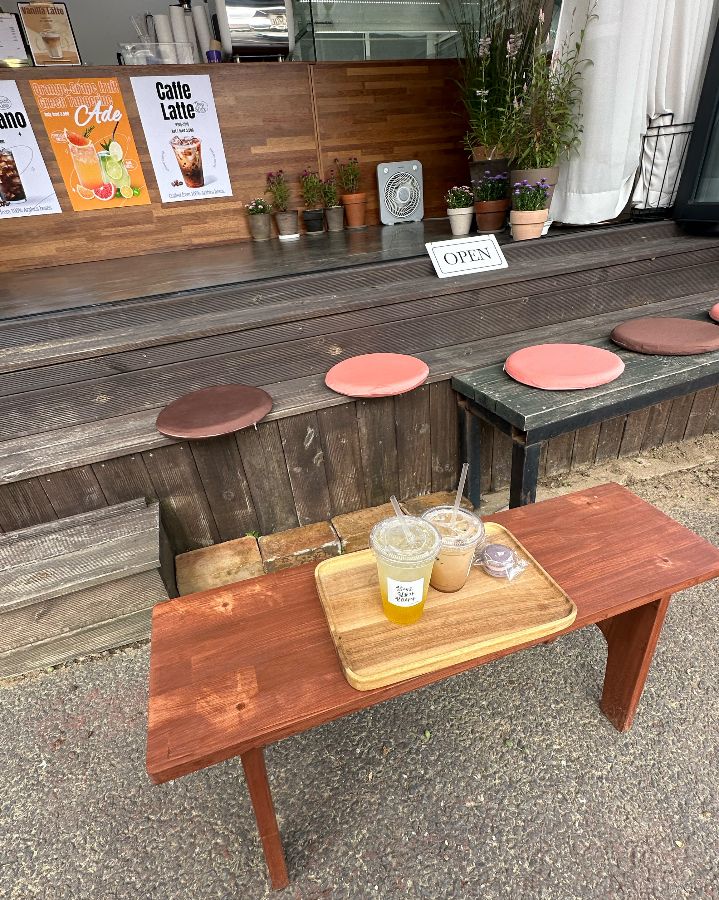 카페 외부 좌석의 모습