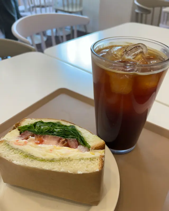 테이크 아웃 컵에 담긴 음료