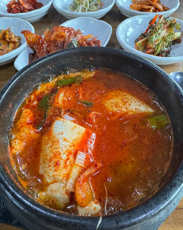 순두부찌개와 다양한 반찬들