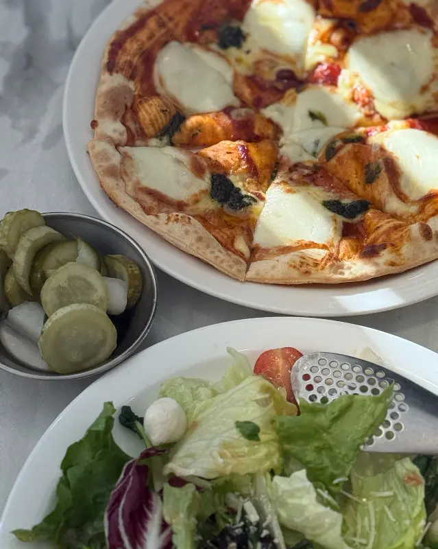 신선한 샐러드와 피자