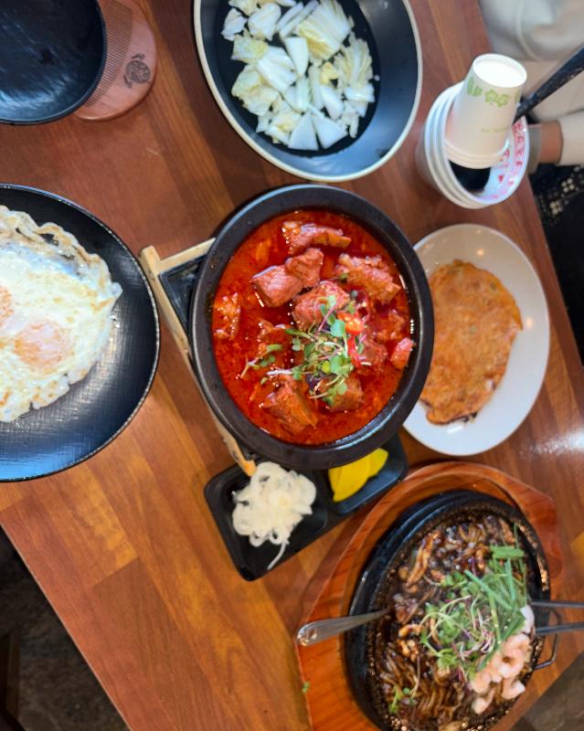 돌짜장, 갈비찜, 김치전, 계란후라이의 완벽한 조합