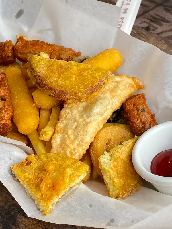 갓 튀겨져 나온 듯한 튀김 모듬