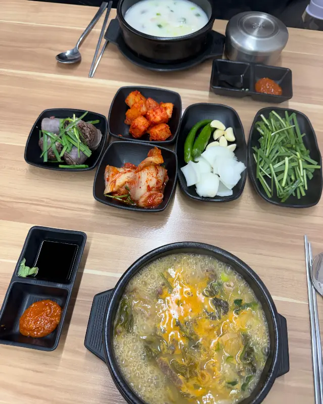 정갈하게 차려진 국밥 한 상