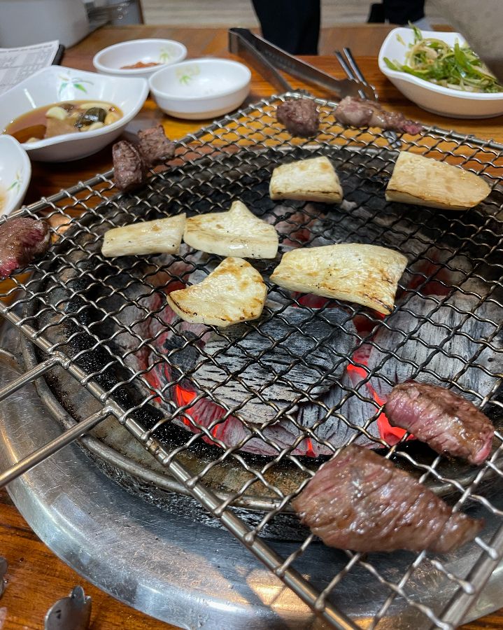 숯불의 화력과 석쇠의 조화