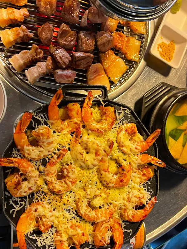 불판 위에서 구워지는 흑돼지 오겹살과 쫀득한 껍데기