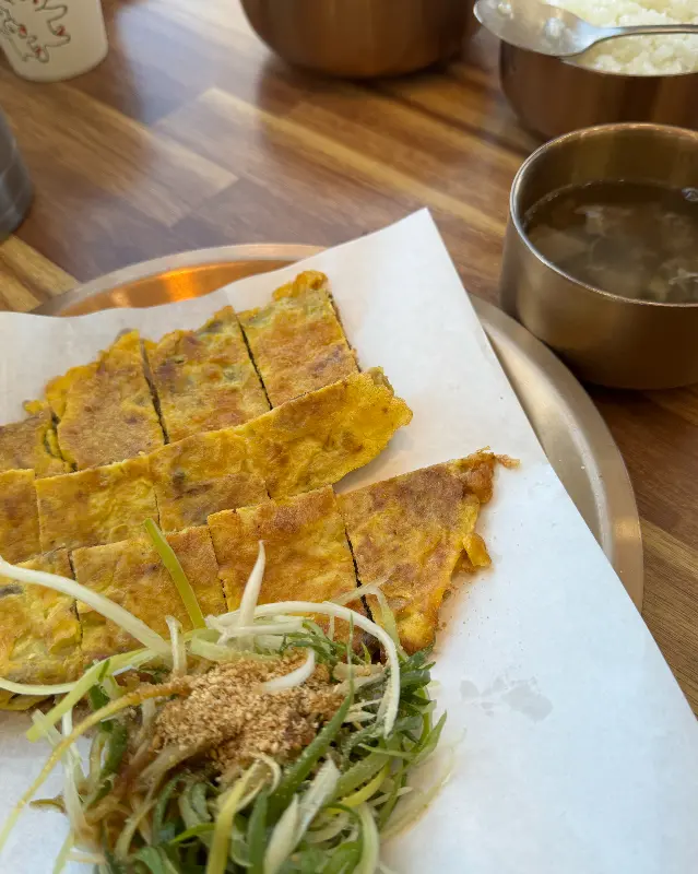 육전과 따뜻한 곁들임 국물