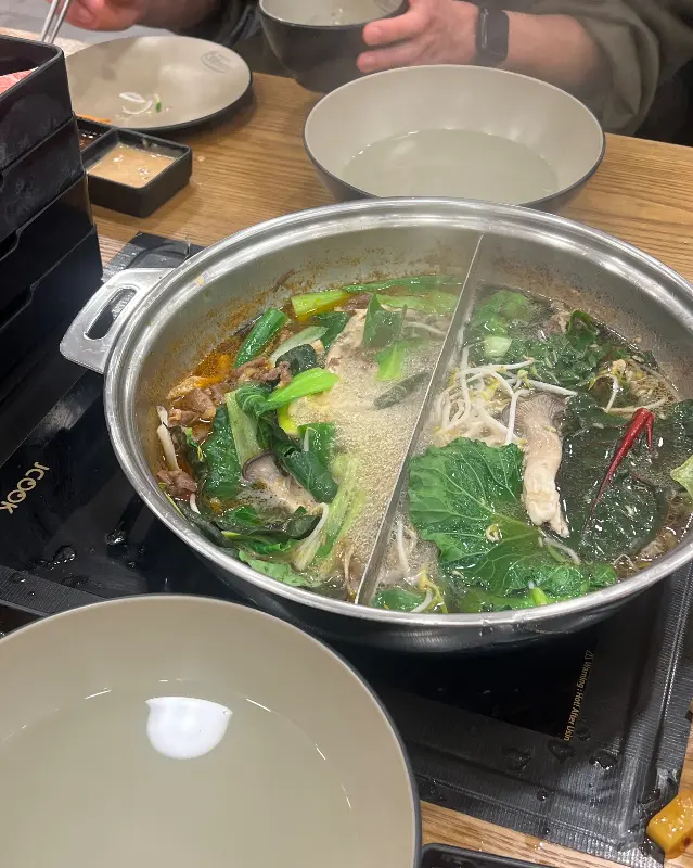 샤브샤브 냄비 안에서 익어가는 야채와 고기