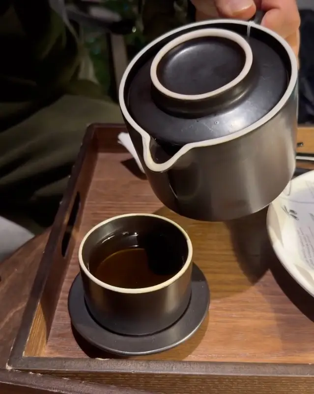 티팟에 담겨 나온 천마크림 밀크티