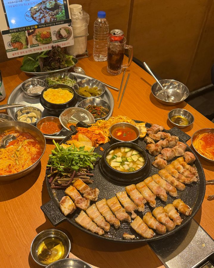 테이블 가득 차려진 삼겹살 한 상