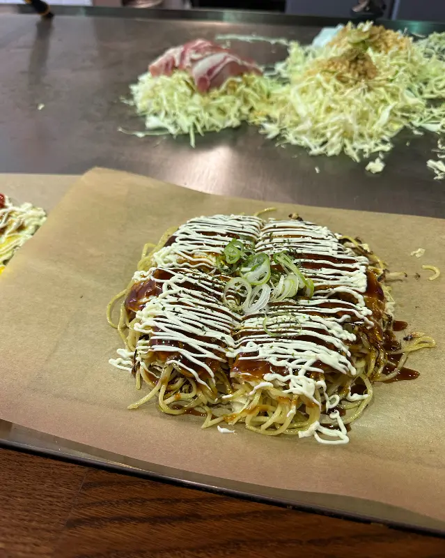 철판에 구워져 나오는 오코노미야끼