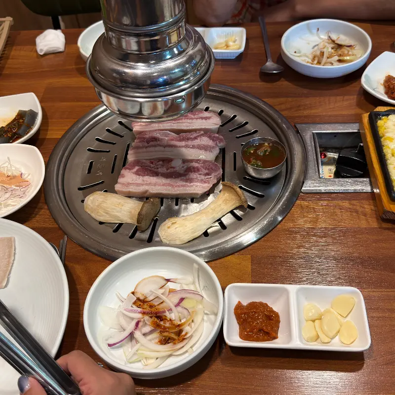 돈방석 오겹살과 반찬