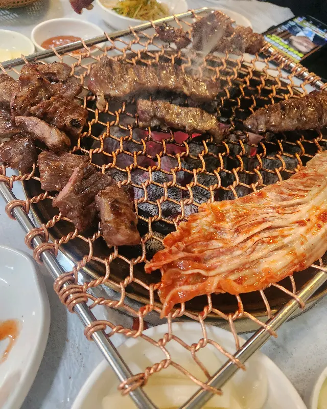 숯불에 구워지는 갈매기살과 껍데기