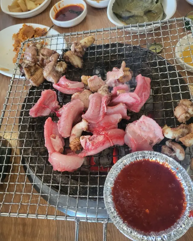 숯불 위에서 구워지는 꼼장어