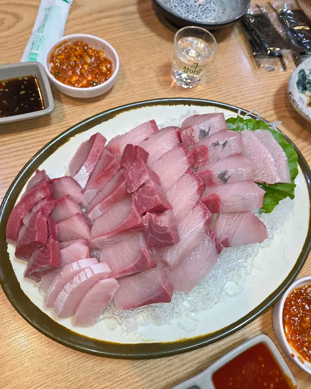 두툼하게 썰린 방어회