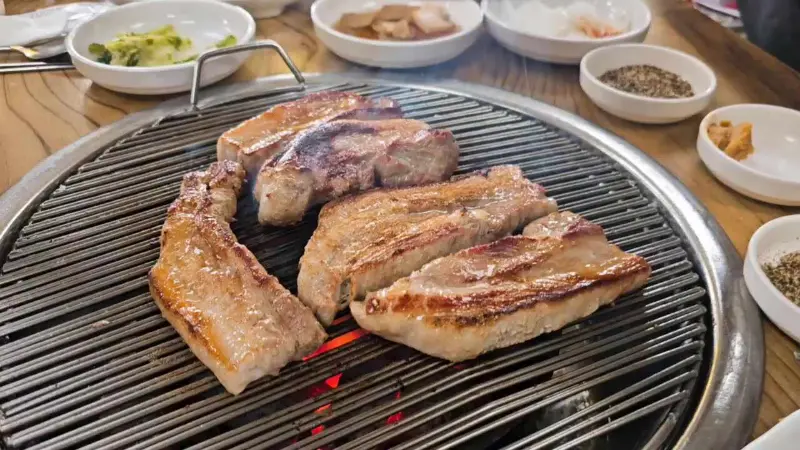 노릇하게 익은 삼겹살