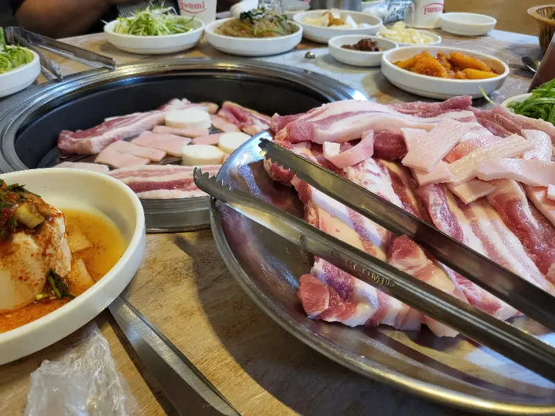 불판 위에서 맛있게 익어가는 삼겹살