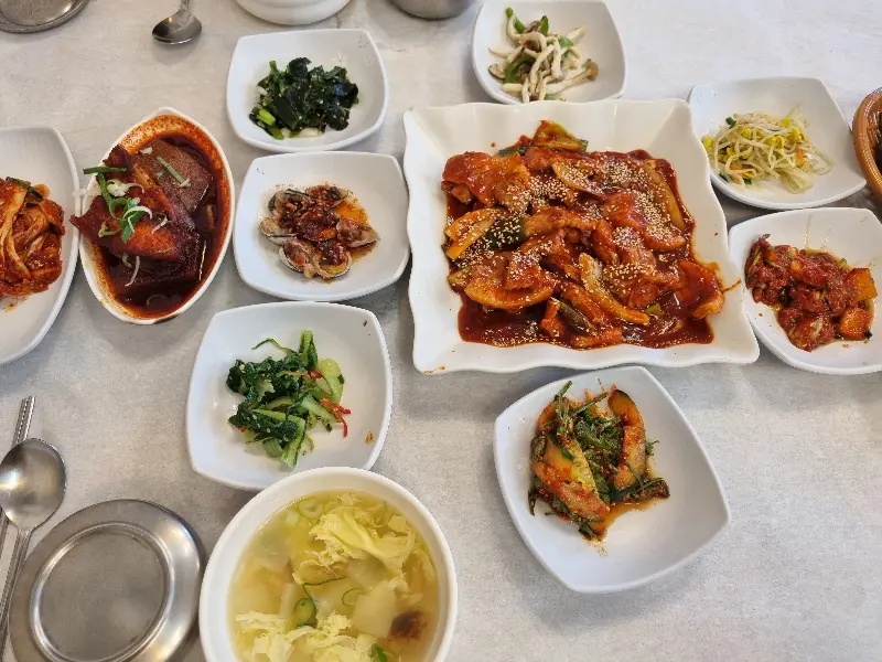 푸짐한 제육볶음 한 상 차림
